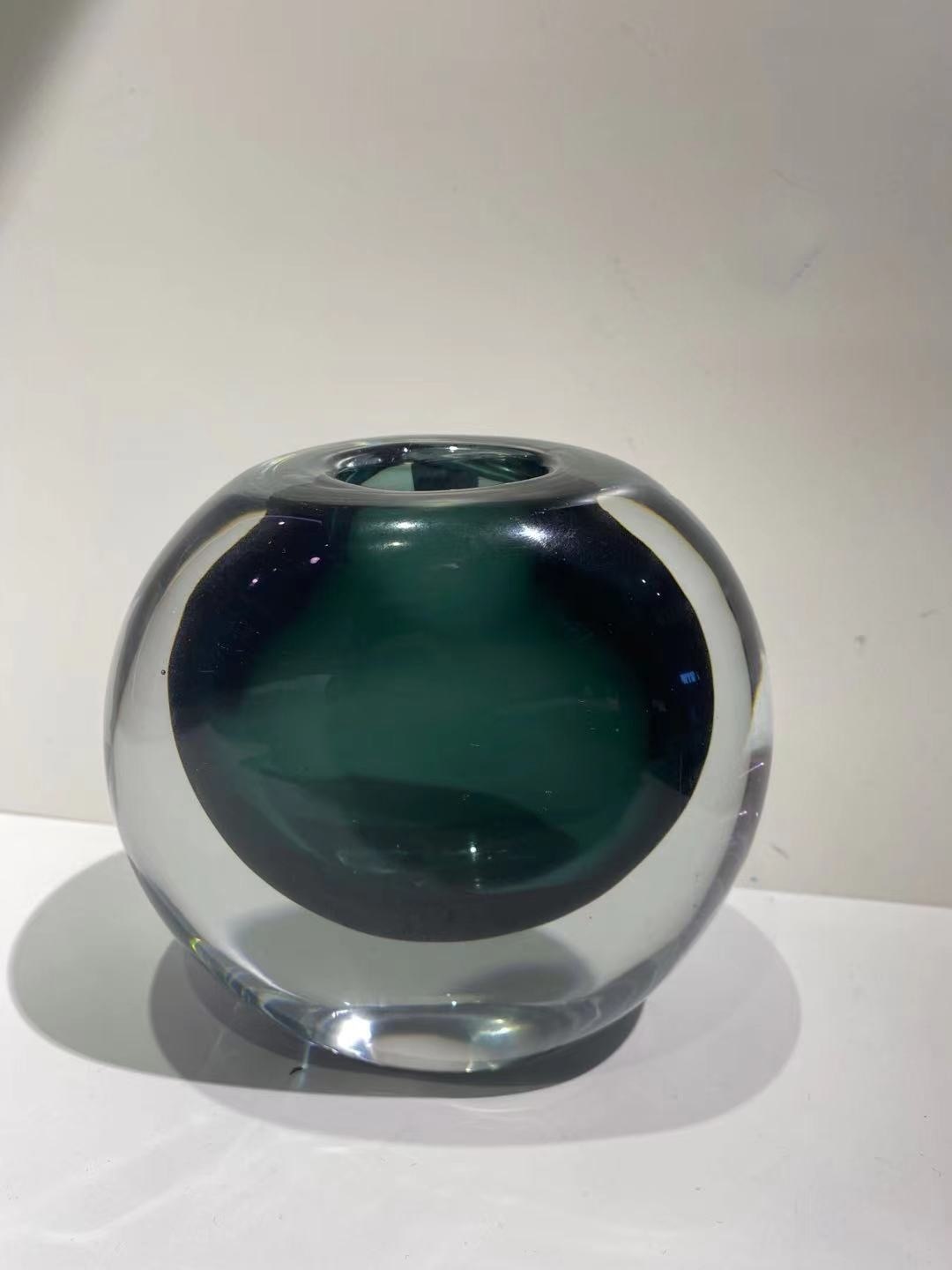 Elegant Glass Vase – Timeless Art & Craftsmanship